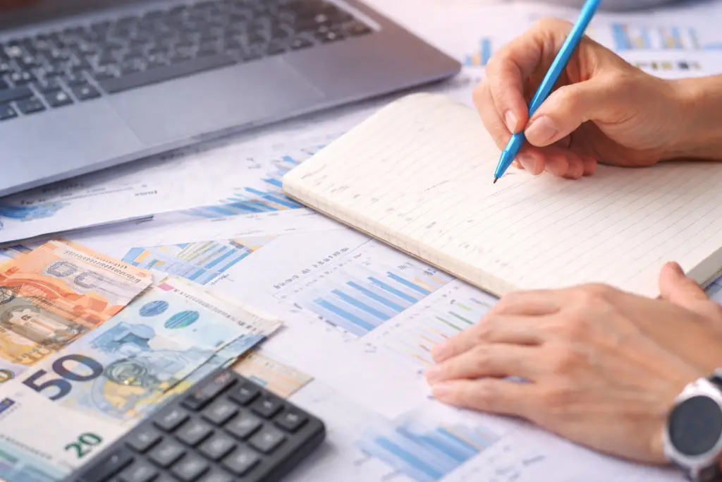 Entrepreneur en train de suivre sa trésorerie avec un tableau financier